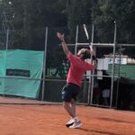 Özge Özberk Instagram – Türkiye Masters Takımlar Şampiyonası 🎾 Kıran kırana mücadeleler, üzülenler sevinenler, önümüzdeki maçlara bakalım diyenler.. Hep bi centilmenlik hep bi kibarlık var bu sporda 🎾 En çok da kendilerine kızıp söyleniyolar. Hele ki takım olarak yarıştıklarında birbirlerine verdikleri destek inanılmaz motive edici. Her ne kadar sporun zararlı olduğunu savunsam da bir hafta sonu sadece maç izleyerek geçirdim.. Evet takım ruhu diye bişey evet var ve bu kısmını izlemek özellikle inanılmaz keyifli.. Tebrikler kazanan tüm sporculara ve kendine kızıp centilmenliği asla bırakmayanlara.. İşte bu sensin canım sevgilicim @can_gokhan 🎾🧿🧡 
Bu arada kadim dostum  @canselelcin de müthiş bir mücadele verdi.. onu da tebrik ediyorum.. Seneye hazırlanıp dahil olsam mı acaba diye beni gazladı ama yemezler.. 👻
Sonuç @alacatiteniskulubu  3. Olarak evlerine kupalarını götürdüler. 🥉 size de dostluğunuza da kocaman alkış 👏🏼👏🏼🎾🎾 Seneye kısmet.. dur ben bi hocamı arayayım da müsaitse iki top vuralım, belli mi olur 🫣 @_sukruerdmbdk_ dmi hocaammm 😂😂