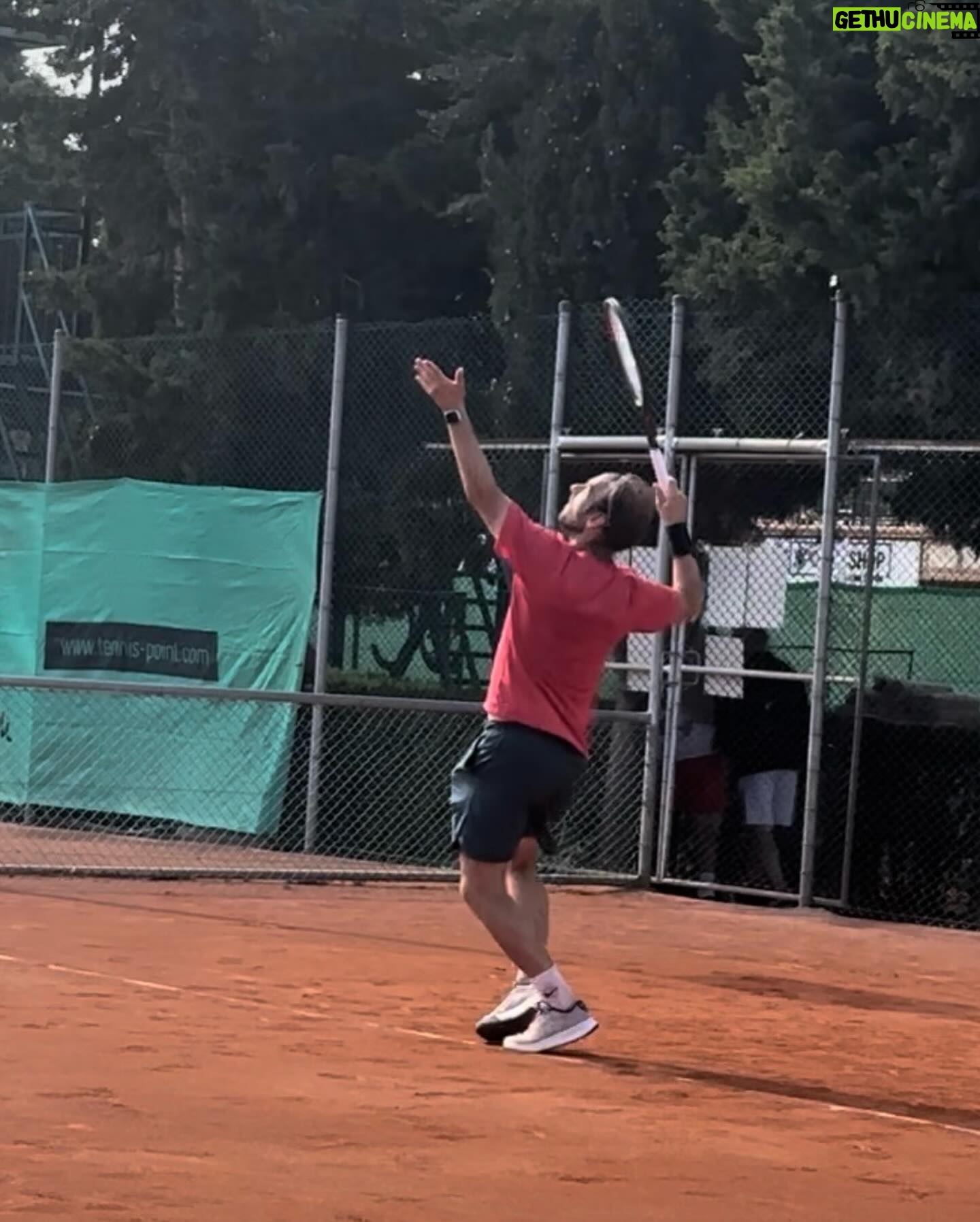 Özge Özberk Instagram - Türkiye Masters Takımlar Şampiyonası 🎾 Kıran kırana mücadeleler, üzülenler sevinenler, önümüzdeki maçlara bakalım diyenler.. Hep bi centilmenlik hep bi kibarlık var bu sporda 🎾 En çok da kendilerine kızıp söyleniyolar. Hele ki takım olarak yarıştıklarında birbirlerine verdikleri destek inanılmaz motive edici. Her ne kadar sporun zararlı olduğunu savunsam da bir hafta sonu sadece maç izleyerek geçirdim.. Evet takım ruhu diye bişey evet var ve bu kısmını izlemek özellikle inanılmaz keyifli.. Tebrikler kazanan tüm sporculara ve kendine kızıp centilmenliği asla bırakmayanlara.. İşte bu sensin canım sevgilicim @can_gokhan 🎾🧿🧡 Bu arada kadim dostum @canselelcin de müthiş bir mücadele verdi.. onu da tebrik ediyorum.. Seneye hazırlanıp dahil olsam mı acaba diye beni gazladı ama yemezler.. 👻 Sonuç @alacatiteniskulubu 3. Olarak evlerine kupalarını götürdüler. 🥉 size de dostluğunuza da kocaman alkış 👏🏼👏🏼🎾🎾 Seneye kısmet.. dur ben bi hocamı arayayım da müsaitse iki top vuralım, belli mi olur 🫣 @_sukruerdmbdk_ dmi hocaammm 😂😂