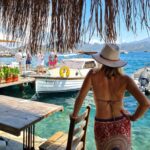 Özge Özberk Instagram – Böyle güzel bi şiir yazmak geldi bi anda ki yazamam sonra gerek yok kasma dedim içimden.. Sonra ingilizce quoteler bakiim , içinde deniz, kelebek, böcek olsun..havalı olur.. sonra yine kasma dedim içimden.. Sonra renklerle ilgili bi şarkı sözü bişey araştıriim, bulamadım. Sonra yine kasma dedim içimden. Gittim Leo’ya sordum ne yazılır bu fotoya diye. “Adamlar nereye bakıyor diye yaz” dedi..
Dedim kasmiim içimden.. yazdım gitti.. 
#Leo ♥️ #Love♥️ #summervibes 🌈🌈