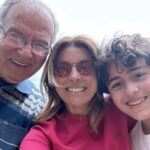Özge Özberk Instagram - Valla ikna ettim. Boyu benden uzun ya, hemen kabul etti.. Araya babamı da sıkıştırdım.. Ohh.. Daha ne isterim ❤️ Canlarım benim.. 🤍 İyi pazarlar 🌺🌺 #Leo ❤️🧿 #Babiş ❤️🧿 #Love 🥰