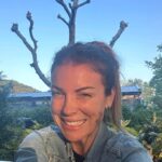 Özge Özberk Instagram - Boyumu geçti ya, artık ne foto çektiriyo ne de gösteriyo kendini. Ne bu havalar anlamadım 🥰 Ahh bi 2 metre olaydım daha çok koyardım fotonu ama işte.. #Leo 🧿 #Love ❤️ #Almostergen 🥰 #HelloJune 🌺