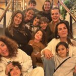 Özge Özberk Instagram – Şahane bir çocuk oyunu size!! Mutluluk denince akla gelen Eti’nin,ben de mutlu bir haberini paylaşmak istiyorum bugün.😍24 yıldır çocuklara ücretsiz tiyatro imkânı sunan Eti Çocuk Tiyatrosu’nun yeni özgün oyunu “Bir Bilmecem Var Çocuklar”ın ilk gösterimini izlemek için, şahane bir kadro ile Eskişehir’deydik.. ”Bir Bilmecem Var Çocuklar”, günümüzde çocuklar arasında sıkça rastlanan akran zorbalığına,pozitif olmanın önemine ve internetin doğru kullanımına dair çok güzel mesajlar veriyor.Dostluk, hayvan sevgisi, kendine güvenme, barış, empati ve içindeki gücü keşfetme gibi birçok mesajında çocuklara bir tiyatro oyunuyla verilmesi çok kıymetli.
“Bir Bilmecem Var Çocuklar”,Türkiye’nin dört bir yanında ücretsiz olarak seyircisiyle buluşacakmış.Siz de çocuklarınızla birlikte güzel bir aktivite yapmak istiyorsanız,şehrinizde ne zaman olduğunu öğrenmek için etietieti.com adresine ve Eti Çocuk Tiyatrosu’nun sosyal medya hesaplarına bakabilirsiniz!Yaşasın tiyatro,Yaşasın Eti!
#EtiÇocukTiyatrosu #BirBilmecemVarÇocuklar 
@eticocuktiyatrosu @mutlulukdeninceakla #reklam