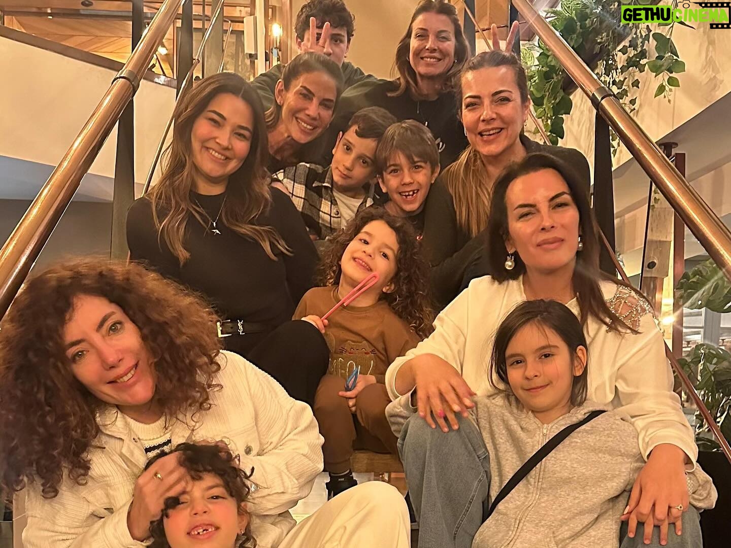 Özge Özberk Instagram - Şahane bir çocuk oyunu size!! Mutluluk denince akla gelen Eti’nin,ben de mutlu bir haberini paylaşmak istiyorum bugün.😍24 yıldır çocuklara ücretsiz tiyatro imkânı sunan Eti Çocuk Tiyatrosu’nun yeni özgün oyunu “Bir Bilmecem Var Çocuklar”ın ilk gösterimini izlemek için, şahane bir kadro ile Eskişehir’deydik.. ”Bir Bilmecem Var Çocuklar”, günümüzde çocuklar arasında sıkça rastlanan akran zorbalığına,pozitif olmanın önemine ve internetin doğru kullanımına dair çok güzel mesajlar veriyor.Dostluk, hayvan sevgisi, kendine güvenme, barış, empati ve içindeki gücü keşfetme gibi birçok mesajında çocuklara bir tiyatro oyunuyla verilmesi çok kıymetli. “Bir Bilmecem Var Çocuklar”,Türkiye’nin dört bir yanında ücretsiz olarak seyircisiyle buluşacakmış.Siz de çocuklarınızla birlikte güzel bir aktivite yapmak istiyorsanız,şehrinizde ne zaman olduğunu öğrenmek için etietieti.com adresine ve Eti Çocuk Tiyatrosu’nun sosyal medya hesaplarına bakabilirsiniz!Yaşasın tiyatro,Yaşasın Eti! #EtiÇocukTiyatrosu #BirBilmecemVarÇocuklar @eticocuktiyatrosu @mutlulukdeninceakla #reklam