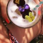 Özge Özberk Instagram – #flowerpower 🌺🌸
#summervibes🍀🌼
#bodrum 🌴☘️