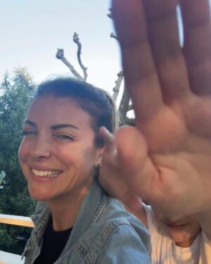 Özge Özberk Instagram - Boyumu geçti ya, artık ne foto çektiriyo ne de gösteriyo  kendini. Ne bu havalar anlamadım 🥰 Ahh bi 2 metre olaydım daha çok koyardım fotonu ama işte.. #Leo 🧿 #Love ❤️ #Almostergen 🥰 #HelloJune 🌺