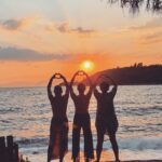 Özge Özberk Instagram – Aynı yöne baktığın kadar varsın 🦋🦋#threespirits #bonjukbay #sunset #sistahood 🌺