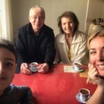 Özge Özberk Instagram - Yaşadığın tüm zorlukları geride bıraktık 🙏🏼🧿 Anneler Günün Kutlu Olsun bizim diğer yarımız, kahramanımız ♥️ #Annem Bi de senin sevimli gülen yüzünü severim canım babam ♥️ senin de günün geliyo az kaldı :) #Babam #Leo #Love ♥️
