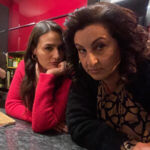 Özlem Tokaslan Instagram - Heyecan dolu bir bölüme hazır mısınız?Biz hazırız. Bu akşam saat:20:00’de @atvturkiye ekranlarında buluşmak üzere.Duyduk duymadık demeyiniz. #yeşim&ilknur @asenagirisken @timsandb @atvturkiye