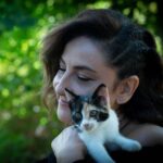 Özlem Tokaslan Instagram – Sizin her sözünüze kanmamak lazım 
Sizi özlememek lazım..
Gramafonda o içli şarkıyı
 dinlememek lazım..
Dostlarla dem alırken sizi anıp ağlamamak lazım..
 yazdığınız şiire  kanıp aldanmamak lazım..
 fısıldadığınız “aşk” ın oyununa gelmemek lazım…
 sizi çok sevmemek lazım
Sizi hiç özlememek lazım..
Çapkın ve hovardasınız,
Size  yemek yapmamak lazım..
 Saçımızı süpürge etmemek lazım..
Bencil ve zalimsiniz
Siz olmamak lazım..
Bize ekmek,su ve vicdan lazım.. 
Bize başımızı göğsüne huzurla yaslayacağımız memleket lazım..
 
  2019/İzmir