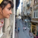 Özlem Tokaslan Instagram - Mekan mekan içinde, İnsan mekan içinde, İnsan insan için de, Kimsesiz ve ürkek kaderinin sillesini yemiş bir kere. Hikayesi de, kaderi de hoyrat ve gülünç… Bekliyoruz sizleri de saat:20:00’de @foxturkiye @kusursuzkiraci