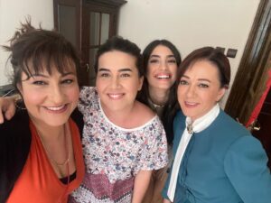 Özlem Tokaslan Instagram - Düş gibiydi.Gerçekleşen bir düş gibi..Yolculuğu eşsiz kılan güzel yol arkadaşlarım çok yaşayın siz e mi! Böyle bir takım oyununun parçası olmak mesleğimin en güzel deneyimiydi diyebilirim. Umarım yeniden..♥️🌹🦋
Bu bağ kopmaz bence..
@beytiengin @ruchancaliskur @yusufpirhasan @ummu_putgul @hsahinturk @nilsuyillmaz @ruhisariofficial @umutkurt @denizcengizz @melisadongel @nilsuyillmaz @raminarin @serkaytutuncu @dilandeniz #kusursuzkiracı
