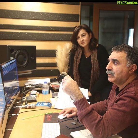 Özlem Tokaslan Instagram - Bu akşama güzel bir türkü bırakalım. Dinlemeyenler için ''Şu İzmir'den Çekirdeksiz Nar Gelir'' tüm dijital müzik platformlarında ve Özlem Tokaslan YouTube kanalında yayında!