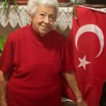 Özlem Tokaslan Instagram – Annem her bayramı aynı heyecanla,iliklerine kadar yaşayarak, coşarak kutladı.100.Yıl fotoğrafı çektirmek istedi uğruna canı feda al kırmızı bayrağıyla.Ayakta..Cumhuriyeti ve Atatürk’ü anlamış, dimdik ayakta saygıyla selamlayan KOSKOCA bir CUMHURİYET KUŞAĞININ EVLATLARIYIZ BİZ!
“Cumhuriyet’in 100.Yılı kutlu olsun, Yaşasın Cumhuriyet!”