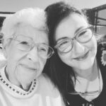Özlem Tokaslan Instagram – Anneler Günümüz kutlu olsun.Depremde kaybettiğimiz nice analarımızın ruhuna sevgi ve saygıyla..Evlatlarına sabır ve güç diliyorum.
Aydınlık ve güzel yarınlara..Anadolu gibi güzel yarınlara…