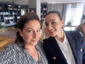 Özlem Tokaslan Instagram - Teyze:-“Neredesin kız sen?” 
“Neredesin?”
@asenagirisken 
Özlemenin başka bir tadı var.Canım benim♥️