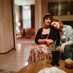 Özlem Tokaslan Instagram - Düş gibiydi.Gerçekleşen bir düş gibi..Yolculuğu eşsiz kılan güzel yol arkadaşlarım çok yaşayın siz e mi! Böyle bir takım oyununun parçası olmak mesleğimin en güzel deneyimiydi diyebilirim. Umarım yeniden..♥️🌹🦋 Bu bağ kopmaz bence.. @beytiengin @ruchancaliskur @yusufpirhasan @ummu_putgul @hsahinturk @nilsuyillmaz @ruhisariofficial @umutkurt @denizcengizz @melisadongel @nilsuyillmaz @raminarin @serkaytutuncu @dilandeniz #kusursuzkiracı