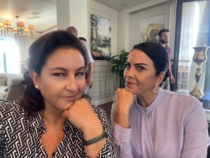 Özlem Tokaslan Instagram - Nursel Köse’yle güzel bir set günü🍀 Maceralar hız kesmeden devam ediyor. Perşembe gününü iple çekiniz 🌸
…

A beautiful set day with Nursel Köse🍀 The adventures continue unabated. Look forward to Thursday 🌸

#aldatmazdizi #set