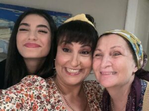 Özlem Tokaslan Instagram - Bizim evin kızları♥️🌹Canlarım🌹♥️
@ruchancaliskur @nilsuyillmaz #kusursuzkiracı