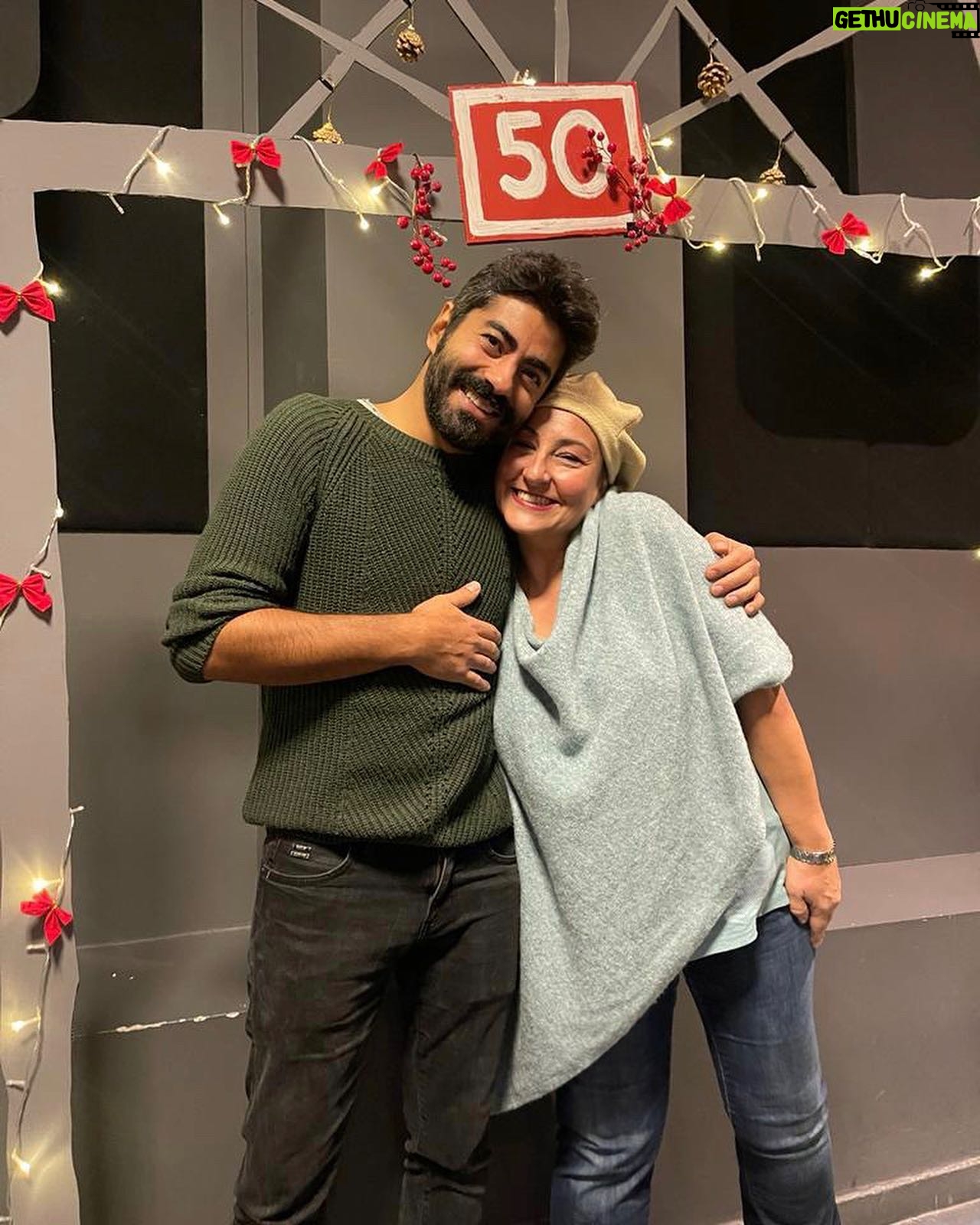 Özlem Tokaslan Instagram - Mutlaka izlenilmesi gereken harika bir oyun “Ders” @kumbaraci50 👏👏👏 Canım @candansedabalaban ın yönettiği etkileyici bir oyun seyrettik canım @sserkanaltintas ile. Kaçırılmaması gereken heyecan verici bir oyun.Benden söylemesi.