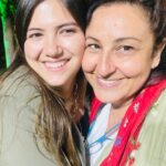Özlem Tokaslan Instagram – Kavuşmaların en güzeli… Tesadüflerin en tatlısı… Güzel Köylü Dudu’nun güzel kızı Hilal… Birlikte oynamaya bayılırdık. Duru oyunculuğuyla küçücük yaşta fark yaratan güzel kızım♥️ Nasıl özlemişim. Sinem’im… Nasıl da benziyoz gı. Bak gare😊 A bu çocuuuma♥️ Büyümüş, yetişkin, güçlü bir kadın olmuş. Canımın içi…
Güzel Köylü hayranlarına da bizden selam olsun.