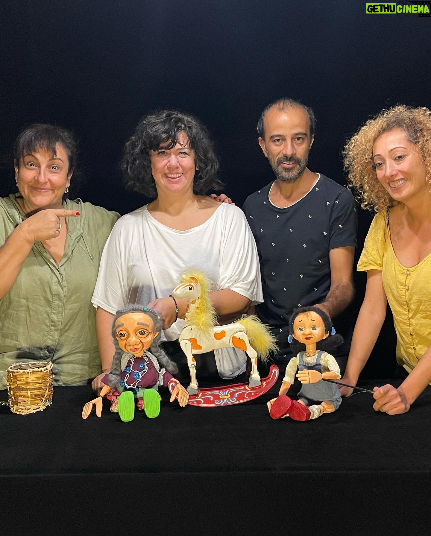 Özlem Tokaslan Instagram - Böyle yaratıcı, zeki ve dost bir ekiple çalışmak çocukluğumun en güzel hatırası gibiydi..Teşekkür etmek karşılamıyor duygularımı.Sağolun, varolun..Nice nice çoğalalım..Sevgi ve özenle mesleğini kalbinde taşıyanlara selam olsun! @sahnebazende @candansedabalaban @emresaka83 @alev_topal @rayavuz000 @burcakmu @banu_saman #tiyatro #kukla #kuklatiyatrosu #çocuk #aile #dost #sanat #sevgi #puppettheatre #puppet #sahnebazende #AT 25 Ekim saat:11:00 Aksanat Beyoğlu @kukla_festivali