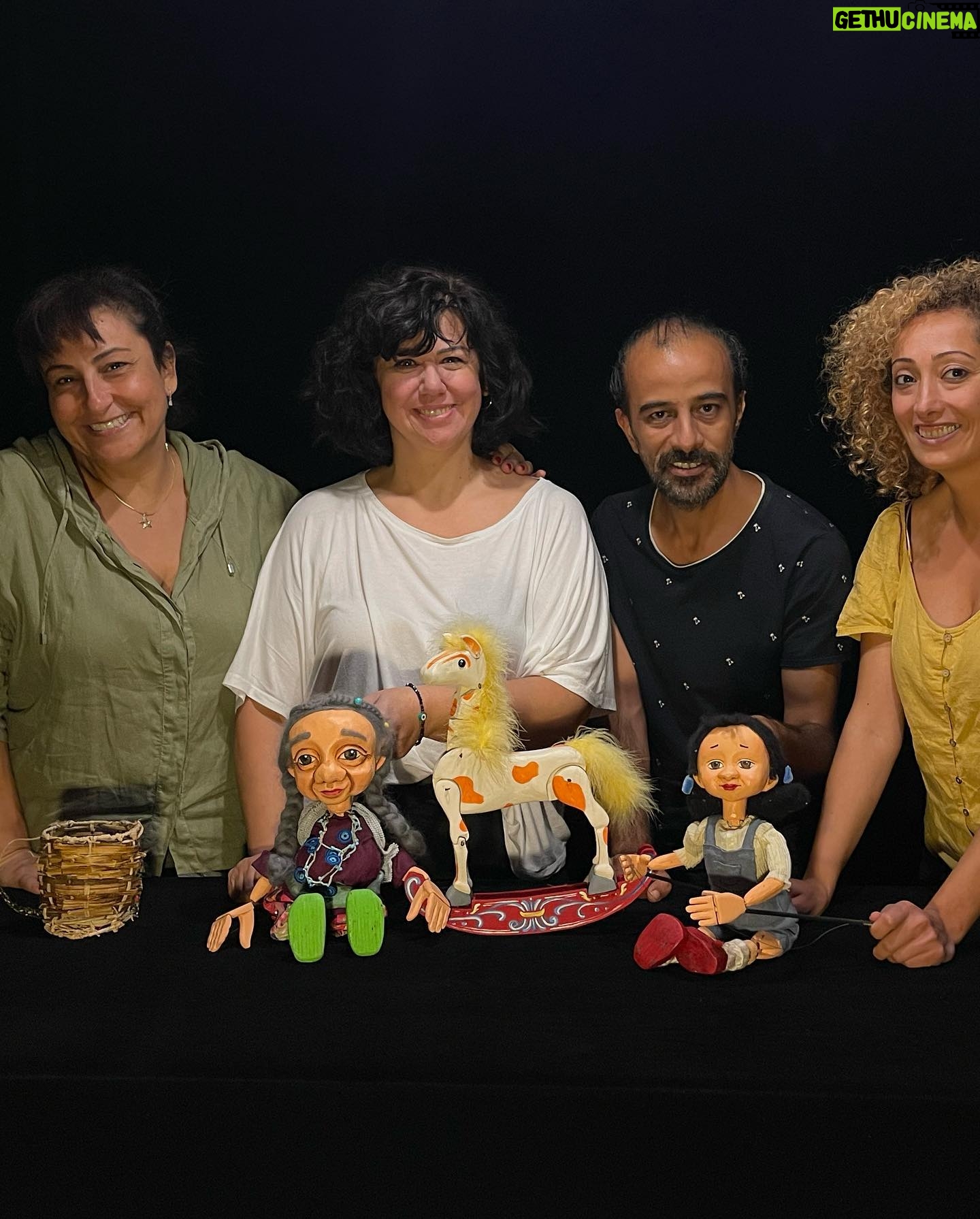 Özlem Tokaslan Instagram - Böyle yaratıcı, zeki ve dost bir ekiple çalışmak çocukluğumun en güzel hatırası gibiydi..Teşekkür etmek karşılamıyor duygularımı.Sağolun, varolun..Nice nice çoğalalım..Sevgi ve özenle mesleğini kalbinde taşıyanlara selam olsun! @sahnebazende @candansedabalaban @emresaka83 @alev_topal @rayavuz000 @burcakmu @banu_saman #tiyatro #kukla #kuklatiyatrosu #çocuk #aile #dost #sanat #sevgi #puppettheatre #puppet #sahnebazende #AT 25 Ekim saat:11:00 Aksanat Beyoğlu @kukla_festivali