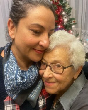 Özlem Tokaslan Instagram - Dünya bir yana, annem bir yana..♥️