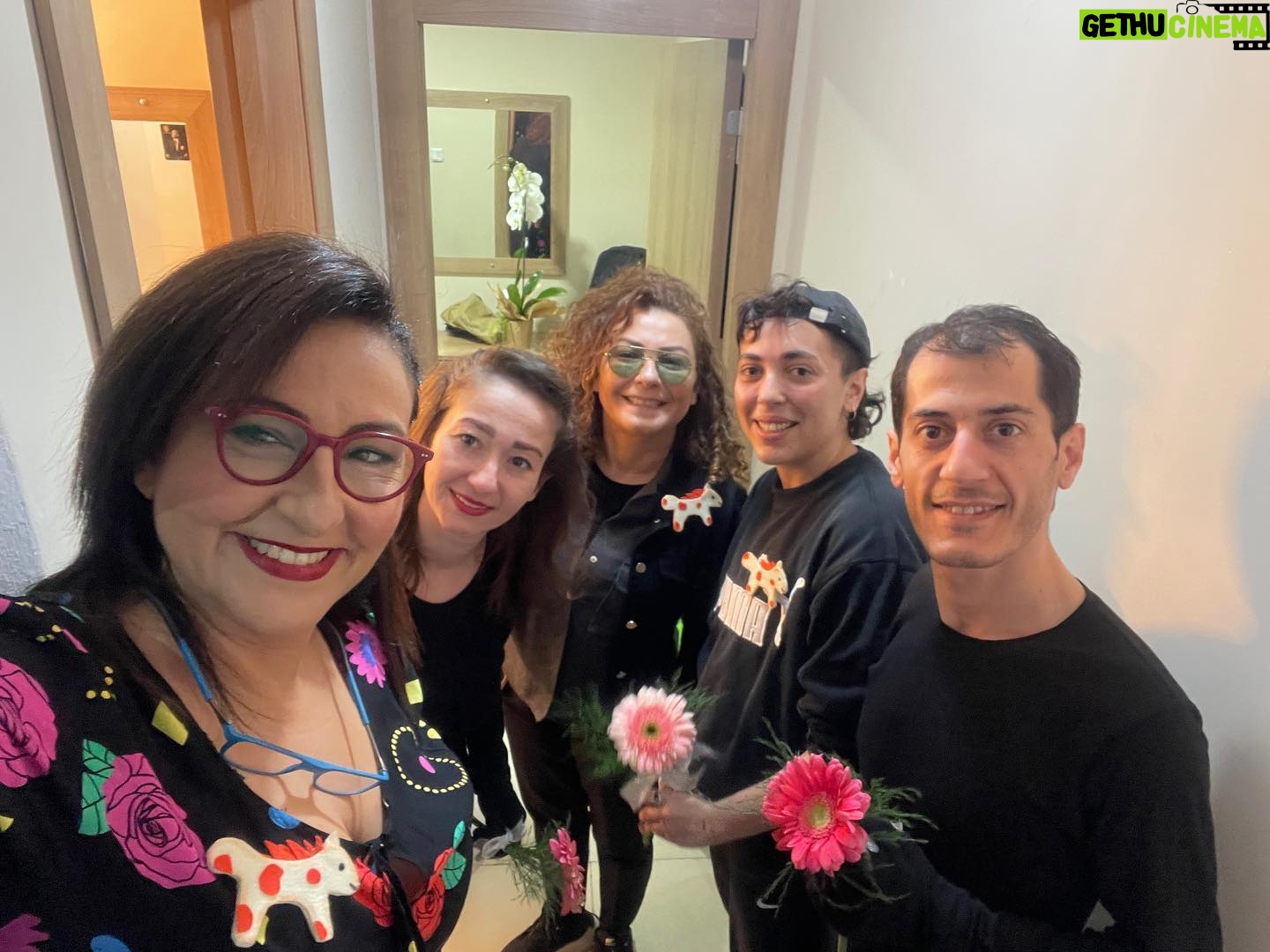 Özlem Tokaslan Instagram - “27 Mart Kulis Hatırası” @sahnebazende olarak sahnedeydik “AT” adlı kukla oyunumuzla. Ne mutlu bize ve maşallah bize.Şahane ekibimle gurur duyuyorum.Nicelerine.. Aramızda olmayan yaratıcı ekibimize de buradan selam olsun♥️Özel Tük Koleji’ne, emeği geçen tüm kıymetli hanımefendilere ve beyefendilere, Özel Tük Koleji’nin sevgili öğrencilerine, yani seyircimize çok teşekkür ederiz.Böylesi köklü ve şahane bir eğitim kurumunda sahne almaktan onur ve mutluluk duyduk. #27martdünyatiyatrolargünükutluolsun