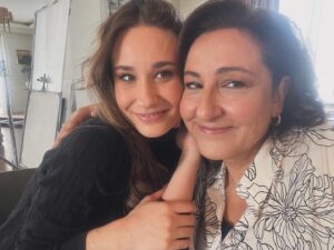 Özlem Tokaslan Instagram - Ana-kız oynamak öyle bir duygu ki..Güzel Selin’im..
@selkahraman @aldatmakdizi #aldatmak
#ilknur&zeliş