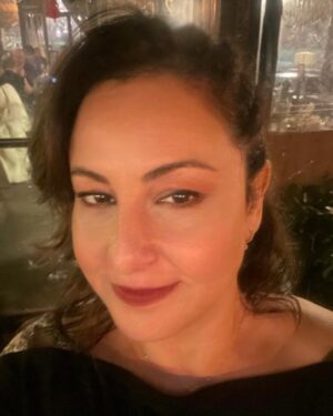 Özlem Tokaslan Instagram - Bugünü Sabahattin Kudret AKSAL’ın “Okul Dışı” adlı şiiriyle sonlandıralım:

 OKUL DIŞI

 Bakın şimdi şu sayacağım şeylerin
 Okulu yok.
 Gökyüzünde rastgele bir bulut parçası için
 Körükörüne tutkunluğun,
 Ağacın birine durup dururken abayı yakmanın,
 Sigara içmekten
 Kibrit çakmaktan alacağınız keyfin,
 Okulu yok.
 Yaz geceleri cırcır böceklerini
 Dinlemeyi bilmenin de okulu yok.
 Okulu yok ekmeği peyniri domatesi
 Küçümsememenin,
 Sözün sazın oyanın yazmanın,
 Halisini seçmenin,
 Daha buna benzer nice
 Nice şeyin okulu yok.
 Ama dilerseniz hepsini öğrenebilirsiniz.
 Biraz çaba,
 Yeter