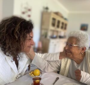 Özlem Tokaslan Instagram - Annem..
Sensiz bir anneler gününde ne yapacağımı bilmiyorum.Zaten sen gittiğinden beri hiç bilmediğim ve tanımadığım bir dünyada yeniden deneyimliyorum hayatı.Fena anne, çok fena.Gidişinin tam istediğin gibi olması dışında hiç teselli yok.Özlemin o kadar sonsuz ve derin bir boşluk, kalbimin içinde esen, her zerresini acıtan rüzgarı tarif edemedim hiç kimseye..
Hıdırellezde gül ağacına maniler halinde yazdığım dilekleri asmadım mesela, taşlarla çizmedim hayalimdeki evi.Bereket için kumaşla diktiğin bozuk para da yok..
Kokun yok, dansımız yok,şarkımız yok,kahvaltıda birbirimize sarılışımız yok,yollara düşüp şarkılar söyleye söyleye türlü serüvenlere atılmak yok!Anneler Günü’nde kucağına koyacağım çiçekleri seçmek yok.Hep yanımda, hep arkamda koca bir dağ gibi, deniz gibi durdun.Beni hiç yalnız bırakmadın.Kavgamız bile şahaneydi.İyi ki benim annem sendin!Eşsiz bir İzmir hanımefendisi Yaşar Ayten Tokaslan..
Zira ben çok yalnızım.Anne sen sadece annem değil, benim küçük kızım;gözlerime bakıp yanındaysam kendini güvende hisseden küçücük çocuğumdun.Hem kızın, hem annen olarak bu sensiz geçen ilk “Anneler Günü”nde hiç bilmediğim, hiç deneyimlemediğim bir acının içine düştüm.Bedbahtım..
Senden aldığım mitokondriler 
beni ayakta ve zinde tutup, kır çiçeklerine doğru sürükleyecek biliyorum.Hep aşk ile, coşku ile çınlatacaksın dört bir yanımı..
Ve ben senin için bir şarkı seçip, en içten ve en güzel halini yüreğimde bulana kadar o şarkıyı söyleyeceğim..Hep beni duy diye…
“Anneler Günü”müz kutlu olsun benim canım annem, canım kızım🌹♥️
Herkesin anneler günü kutlu olsun💐