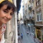 Özlem Tokaslan Instagram - Mekan mekan içinde, İnsan mekan içinde, İnsan insan için de, Kimsesiz ve ürkek kaderinin sillesini yemiş bir kere. Hikayesi de, kaderi de hoyrat ve gülünç… Bekliyoruz sizleri de saat:20:00’de @foxturkiye @kusursuzkiraci