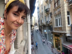 Özlem Tokaslan Instagram - Mekan mekan içinde, İnsan mekan içinde, İnsan insan için de, Kimsesiz ve ürkek kaderinin sillesini yemiş bir kere. Hikayesi de, kaderi de hoyrat ve gülünç… Bekliyoruz sizleri de saat:20:00’de @foxturkiye @kusursuzkiraci