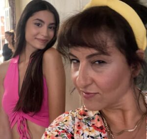 Özlem Tokaslan Instagram - Biz ailecek bekleriz, buyurun gelin saat:20:00’da @foxturkiye ‘ye.
@ruhisariofficial @nilsuyillmaz @kusursuzkiraci #kusursuzkiracı