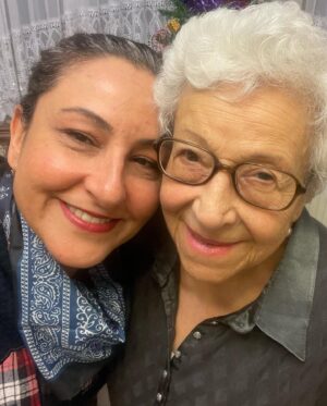 Özlem Tokaslan Instagram - Dünya bir yana, annem bir yana..♥️