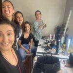 Özlem Tokaslan Instagram - Canım kadınlar..Ve ekip hazırlıkta…Maşallah efendim maşallah.. @denizcengizz @aysenurcinars @ummu_putgul #kusursuzkiracı