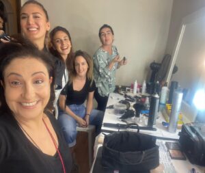 Özlem Tokaslan Instagram - Canım kadınlar..Ve ekip hazırlıkta…Maşallah efendim maşallah.. @denizcengizz @aysenurcinars @ummu_putgul #kusursuzkiracı