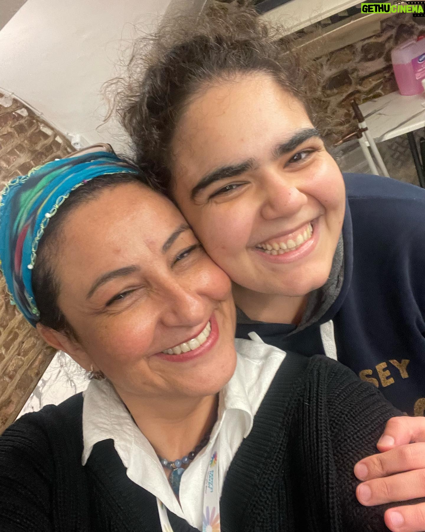 Özlem Tokaslan Instagram - Pazar günü son zamanlarda özlediğim anların en hakikisiyle paylaşım yapayım dedim. @cglakarasu can🌹Öğrencilerimin sevgisini tarif edemem, kalbim titrer..