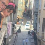 Özlem Tokaslan Instagram - Sokak, sokak kokuyor.Kuş bakışı başka, adımlarken başka. @kusursuzkiraci @foxturkiye @hsahinturk @ruhisariofficial fotoğraf: @beytiengin #kusursuzkiracı