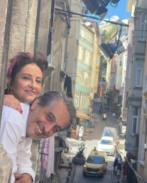 Özlem Tokaslan Instagram - Sokak, sokak kokuyor.Kuş bakışı başka, adımlarken başka.
@kusursuzkiraci @foxturkiye @hsahinturk @ruhisariofficial fotoğraf: @beytiengin #kusursuzkiracı
