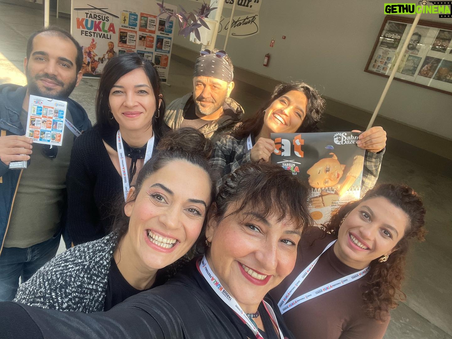 Özlem Tokaslan Instagram - Bu şahane ekibe bu şahane organizasyon için çok teşekkür ederiz♥️🥰Tarsus’ta sahne almak,oyunumuzu sergilemek büyük bir mutluluk ve onurdu.Nicelerinde buluşmak ümidiyle emeği geçen herkese teşekkür ederiz @tarsussehirtiyatrosu_ @tarsusbelediyesi @tarsussehirtiyatrosu_ @muratcapar_ @derasyam @akcicekemre