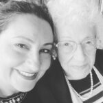 Özlem Tokaslan Instagram – Dünyanın en güzel kıyısında yaşanmış, en güzel anne kız hikayesi… Acının, girdabın, öfkenin, neşenin, eğlencenin, zarafetin, yaşamı inatla sevmenin, güzelliği yaratmanın ve yaymanın en ihtişamlısını yaşayan ve yaşatan yüreğin, gidişinin ardından yalnızlığın da en ihtişamlısını yaşamama neden oldu. Ben bin kere yeniden doğsam yine senin kızın olmak isterim. Şimdi seninle ağaçların ve kuşların şarkısını dinlediğimiz yerdeyim. Belki 50 yıldır hep birlikte gülümsediğimiz yerde. Ahmet Amca gelip “Gözyaşları ruhun çiçeklerini besler, tutma kızım, bırak dökülsün.” dedi. Bir de”Ölüm Allah’ın emri, ayrılık olmasaydı.” dedi… ”Ben sana ne diyeyim? Sevgi ve saygı derdin hep anne; her yerdesin; sevgisin, saygısın, hürmetsin anne♥️ Aşksın anne. ”Bizim İzmir” yasta…🌹