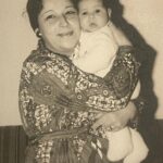 Özlem Tokaslan Instagram – Annem;
İmbattır, yasemindir, hanımelidir… İzmirdir benim annem… Yaşamanın tadını çıkarmayı, haksızlık gördüğüm zaman delirmeyi, yoklukta da, varlıkta da ayakta kalmayı, yuvayı bereketli ve şen kılmayı, komşuluğu, düğme dikmeyi, dikişi, nakışı, adabı, olduğum gibi görünmeyi, göründüğüm gibi olmayı, Atatürkçü bir cumhuriyet kadını olmayı annemden öğrendim ben! Merhameti, en kötü ve zor durumda bile mücadeleyi, aşkı ve savaşı; ben İzmir olmayı annemden öğrendim. İyi ki senin kızın oldum anneciğim. İyi ki… Seni deliler gibi seviyorum… Canım annem yolun açık olsun…