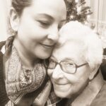 Özlem Tokaslan Instagram – Annem;
İmbattır, yasemindir, hanımelidir… İzmirdir benim annem… Yaşamanın tadını çıkarmayı, haksızlık gördüğüm zaman delirmeyi, yoklukta da, varlıkta da ayakta kalmayı, yuvayı bereketli ve şen kılmayı, komşuluğu, düğme dikmeyi, dikişi, nakışı, adabı, olduğum gibi görünmeyi, göründüğüm gibi olmayı, Atatürkçü bir cumhuriyet kadını olmayı annemden öğrendim ben! Merhameti, en kötü ve zor durumda bile mücadeleyi, aşkı ve savaşı; ben İzmir olmayı annemden öğrendim. İyi ki senin kızın oldum anneciğim. İyi ki… Seni deliler gibi seviyorum… Canım annem yolun açık olsun…