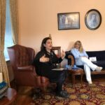 Özlem Tokaslan Instagram – Tiyatro sanatçısı ve oyuncu Özlem Tokaslan İTK Uşakizade Köşkü’nü ziyaret etti. Ziyareti sırasında İTK konukseverliği ile ağırlanan ünlü sanatçı, tarih içerisinde keyifli bir yolculuk yaptı. Bedia Muvahhit’in Gazi Paşa ile tanıştığı ve sahneye çıkma ilhamını aldığı oda’da duygu dolu anlar yaşayan sanatçı, bu değerli mirasın korunmasında ve gelecek kuşaklara aktarılmasında emeği geçen İzmir Özel Türk Kolejine teşekkürlerini sundu. @ulkusuu @baharerginfaat @bahar_ergin_faat @yesimtas2202 @ozelturkkoleji @itkmezundernegi @c_n_gurel