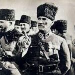 Özlem Tokaslan Instagram - #30AğustosZaferBayramımızKutluOlsun Büyük komutanımız Atatürk ve tüm şehitlerimize minnet, saygı ve bağlılıkla.. Biz tarihle, mücadeleyle olan bağımızı “gerçek” ile kurmuşuz. Yalan elbet yıkılacak bir kumdan kaledir. Vazgeçilmeyecek değerlerin temeli çok eski, öldürsen de yıkamazsın.Her geçen gün seni daha iyi anlıyorum Atam..