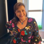 Özlem Tokaslan Instagram – Kulisi ve sahneyi özlemenin tarifini yapmak güç iştir.Kalbi boğan bir hasrete tutulmak gibi.”AT” oyunumuzun ve tiyatromuzun sahne aldığı ilk gün oyuncu değil, kulisin yönetmen olarak bile  misafiri olmak  böyle gülümsetiyor ve bu heyecana ortak olan tarihimin en güzel yol arkadaşlarından @z_eyn_ep MATARACIII fotoğraflıyor.Ağzım kulaklarımda, yüreğim ağzımda.Çocuklarla başlamak, kuklayla anlatmak, şahane bir ekiple yola çıkmak gibi nice mutluluk var işin içinde.Bir de sınıf arkadaşım seyirci koltuğunda.Canım @t.tolgaevren hiç yalnız bırakır mı?İyi ki bu mesleğin eğitimini almak ve yapabilmek için direndim.Bu hayalperest ruh başka bir kalıba sığmazdı.Şükür.Oyunumuza, tiyatromuza, bizi destekleyen dostlarımıza şükran ve maşallah
Yakında prova başlar ve sahneye çıkacağım ilk büyük oyununun provaları başlar.Kalp ağrısı devam.🙏🏻🥰♥️🌹🍀🍀🍀🦋 @sahnebazende @ozlemtokaslan #yaşasınsanat #prömiyer #tiyatro #kukla #kuklatiyatrosu #puppet #festival #insan #sevgi #love #özlemtokaslan #sahnebazende #at #oyun #izmir #istanbul #ankara
