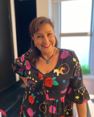 Özlem Tokaslan Instagram - Kulisi ve sahneyi özlemenin tarifini yapmak güç iştir.Kalbi boğan bir hasrete tutulmak gibi.”AT” oyunumuzun ve tiyatromuzun sahne aldığı ilk gün oyuncu değil, kulisin yönetmen olarak bile  misafiri olmak  böyle gülümsetiyor ve bu heyecana ortak olan tarihimin en güzel yol arkadaşlarından @z_eyn_ep MATARACIII fotoğraflıyor.Ağzım kulaklarımda, yüreğim ağzımda.Çocuklarla başlamak, kuklayla anlatmak, şahane bir ekiple yola çıkmak gibi nice mutluluk var işin içinde.Bir de sınıf arkadaşım seyirci koltuğunda.Canım @t.tolgaevren hiç yalnız bırakır mı?İyi ki bu mesleğin eğitimini almak ve yapabilmek için direndim.Bu hayalperest ruh başka bir kalıba sığmazdı.Şükür.Oyunumuza, tiyatromuza, bizi destekleyen dostlarımıza şükran ve maşallah
Yakında prova başlar ve sahneye çıkacağım ilk büyük oyununun provaları başlar.Kalp ağrısı devam.🙏🏻🥰♥️🌹🍀🍀🍀🦋 @sahnebazende @ozlemtokaslan #yaşasınsanat #prömiyer #tiyatro #kukla #kuklatiyatrosu #puppet #festival #insan #sevgi #love #özlemtokaslan #sahnebazende #at #oyun #izmir #istanbul #ankara
