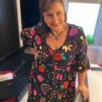 Özlem Tokaslan Instagram – Kulisi ve sahneyi özlemenin tarifini yapmak güç iştir.Kalbi boğan bir hasrete tutulmak gibi.”AT” oyunumuzun ve tiyatromuzun sahne aldığı ilk gün oyuncu değil, kulisin yönetmen olarak bile  misafiri olmak  böyle gülümsetiyor ve bu heyecana ortak olan tarihimin en güzel yol arkadaşlarından @z_eyn_ep MATARACIII fotoğraflıyor.Ağzım kulaklarımda, yüreğim ağzımda.Çocuklarla başlamak, kuklayla anlatmak, şahane bir ekiple yola çıkmak gibi nice mutluluk var işin içinde.Bir de sınıf arkadaşım seyirci koltuğunda.Canım @t.tolgaevren hiç yalnız bırakır mı?İyi ki bu mesleğin eğitimini almak ve yapabilmek için direndim.Bu hayalperest ruh başka bir kalıba sığmazdı.Şükür.Oyunumuza, tiyatromuza, bizi destekleyen dostlarımıza şükran ve maşallah
Yakında prova başlar ve sahneye çıkacağım ilk büyük oyununun provaları başlar.Kalp ağrısı devam.🙏🏻🥰♥️🌹🍀🍀🍀🦋 @sahnebazende @ozlemtokaslan #yaşasınsanat #prömiyer #tiyatro #kukla #kuklatiyatrosu #puppet #festival #insan #sevgi #love #özlemtokaslan #sahnebazende #at #oyun #izmir #istanbul #ankara