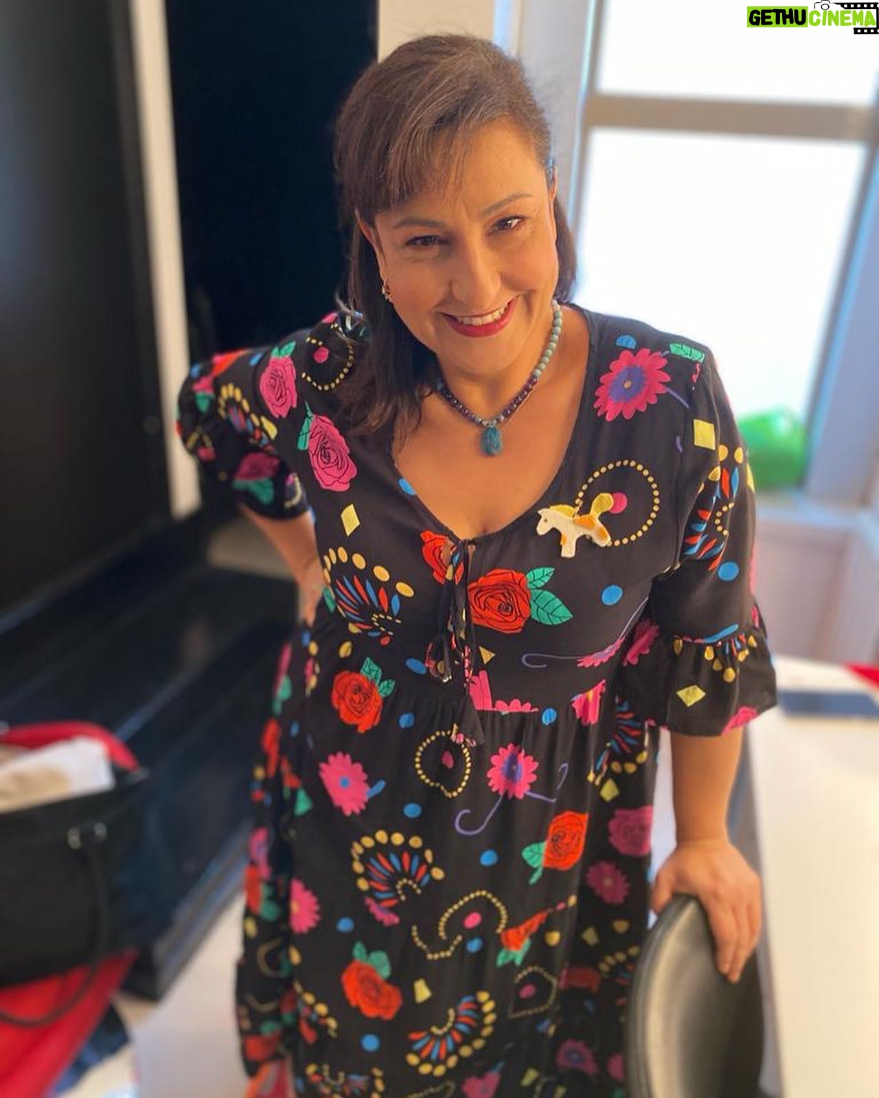 Özlem Tokaslan - 4.7K Likes - Kulisi ve sahneyi özlemenin tarifini yapmak güç iştir.Kalbi boğan bir hasrete tutulmak gibi.”AT” oyunumuzun ve tiyatromuzun sahne aldığı ilk gün oyuncu değil, kulisin yönetmen olarak bile misafiri olmak böyle gülümsetiyor ve bu heyecana ortak olan tarihimin en güzel yol arkadaşlarından @z_eyn_ep MATARACIII fotoğraflıyor.Ağzım kulaklarımda, yüreğim ağzımda.Çocuklarla başlamak, kuklayla anlatmak, şahane bir ekiple yola çıkmak gibi nice mutluluk var işin içinde.Bir de sınıf arkadaşım seyirci koltuğunda.Canım @t.tolgaevren hiç yalnız bırakır mı?İyi ki bu mesleğin eğitimini almak ve yapabilmek için direndim.Bu hayalperest ruh başka bir kalıba sığmazdı.Şükür.Oyunumuza, tiyatromuza, bizi destekleyen dostlarımıza şükran ve maşallah
Yakında prova başlar ve sahneye çıkacağım ilk büyük oyununun provaları başlar.Kalp ağrısı devam.🙏🏻🥰♥️🌹🍀🍀🍀🦋 @sahnebazende @ozlemtokaslan #yaşasınsanat #prömiyer #tiyatro #kukla #kuklatiyatrosu #puppet #festival #insan #sevgi #love #özlemtokaslan #sahnebazende #at #oyun #izmir #istanbul #ankara